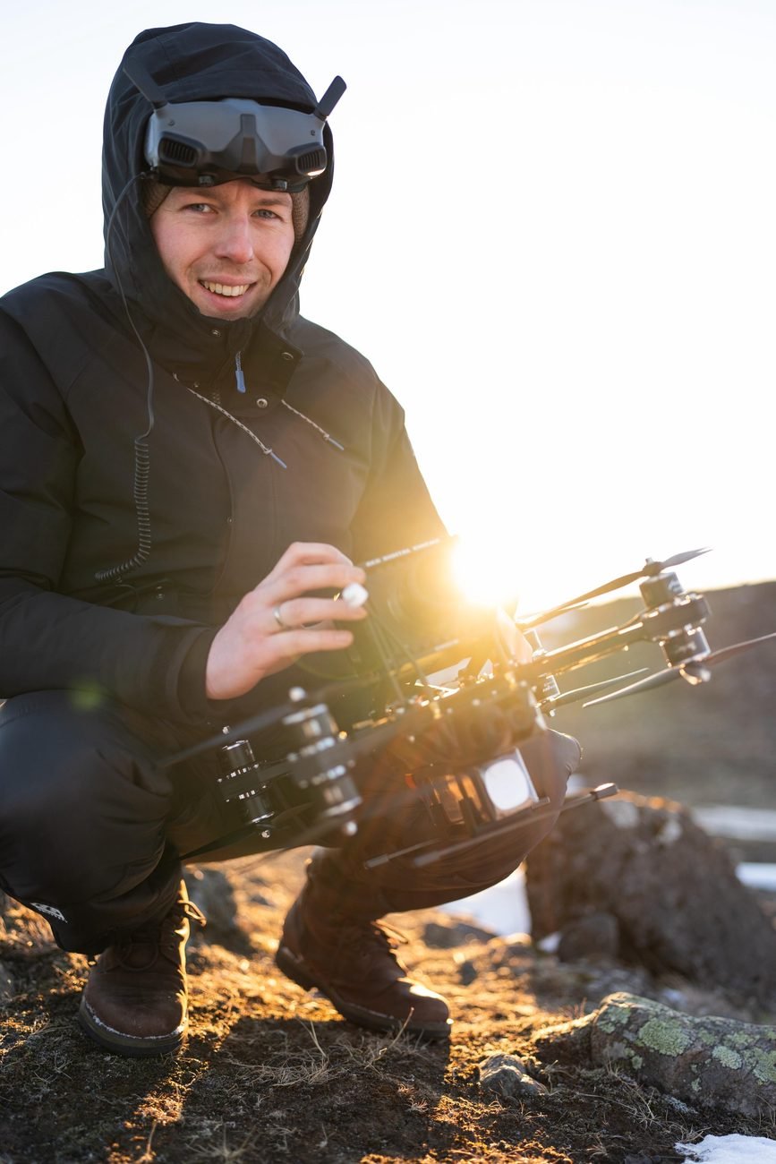 Roman Scholz mit FPV-Drohne